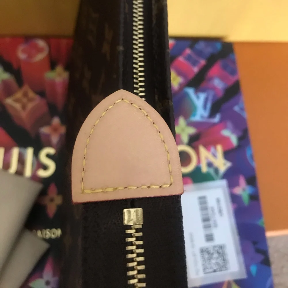 Louis Vuitton Monogram Toiletry 19 - Picture 4 of 12